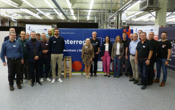 Eine Gruppe von Menschen in einer großen Halle