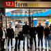 Eine Gruppe von Menschen vor einer Schiebetür mit einem Schild „formnext“