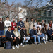 Gruppenfoto auf Bänken auf dem Campus in der Sonne
